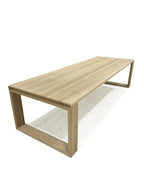 Tavolo da pranzo con poster