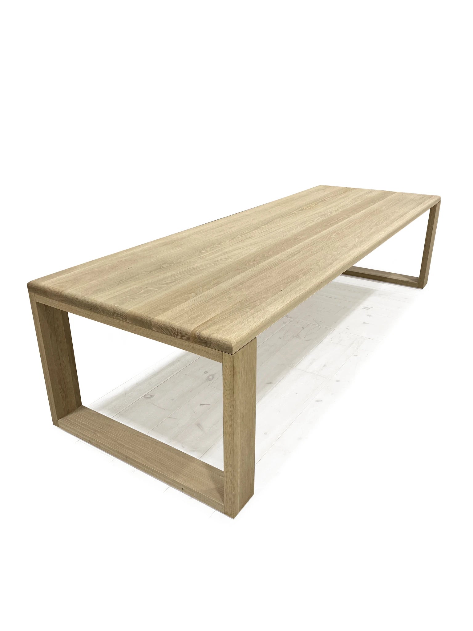 Tavolo da pranzo con poster