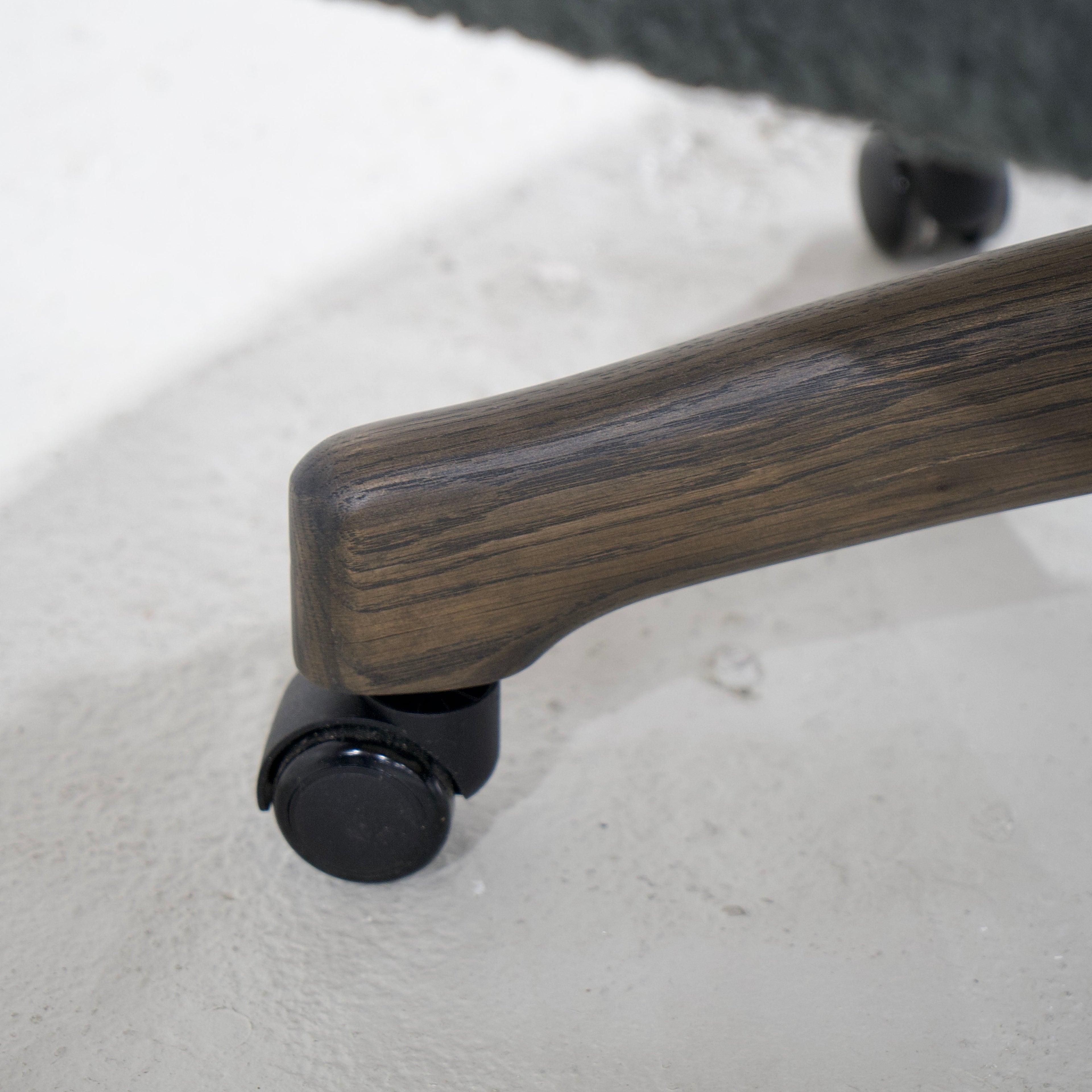 James - Sedia da ufficio con base in rovere