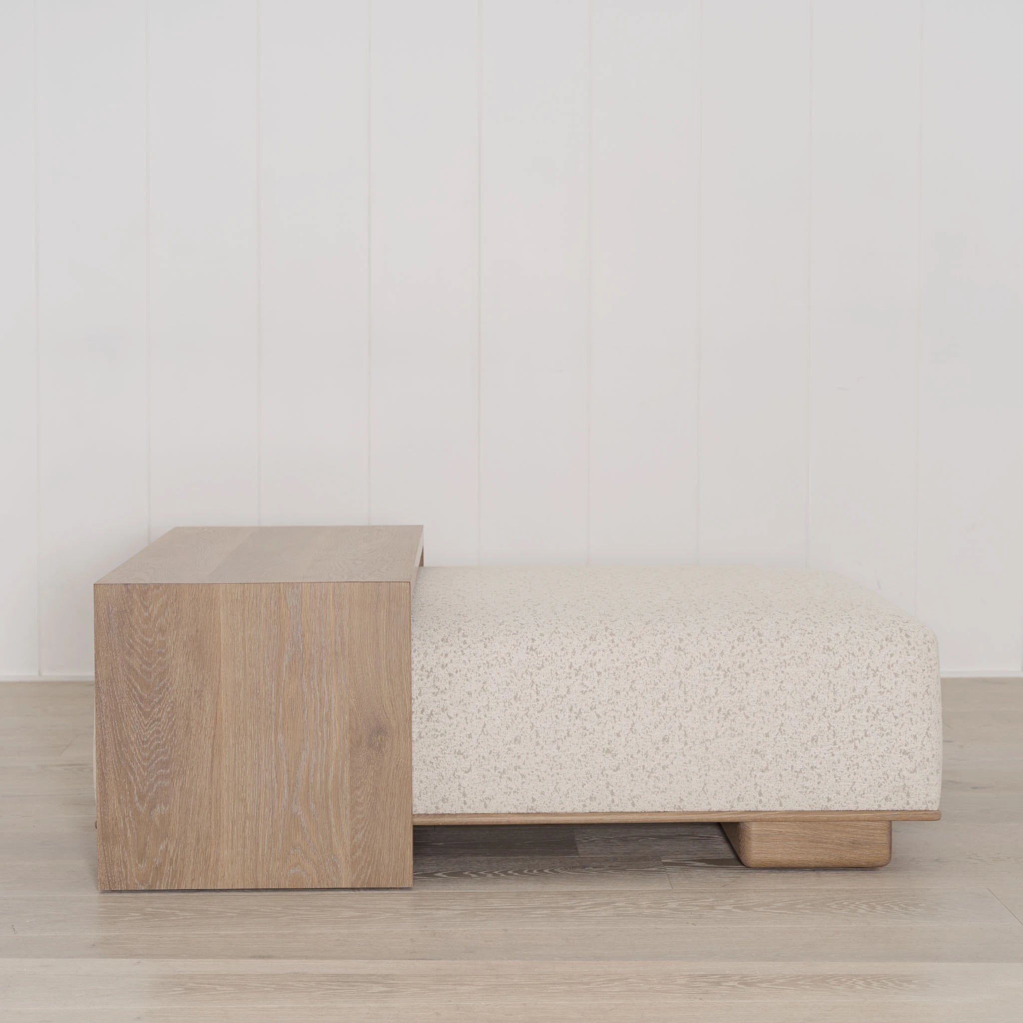 Noè con tavolo e panca