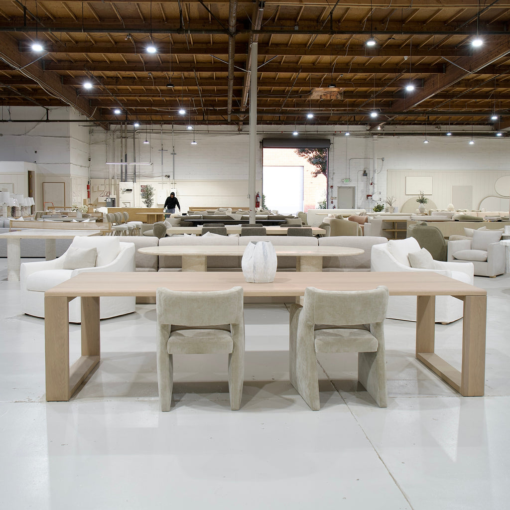 Tavolo da pranzo con poster