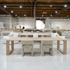 Tavolo da pranzo con poster