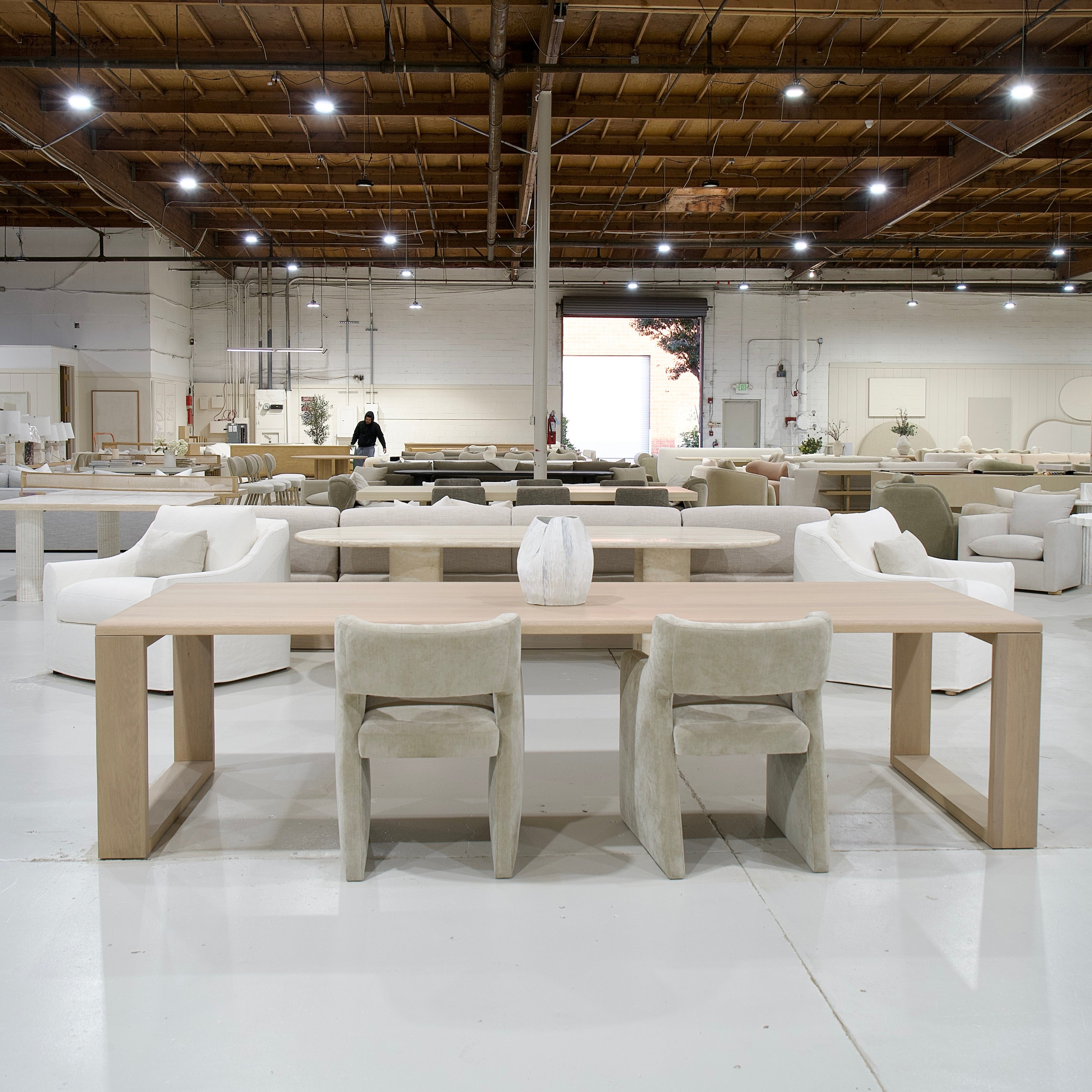 Tavolo da pranzo con poster