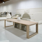 Tavolo da pranzo con poster