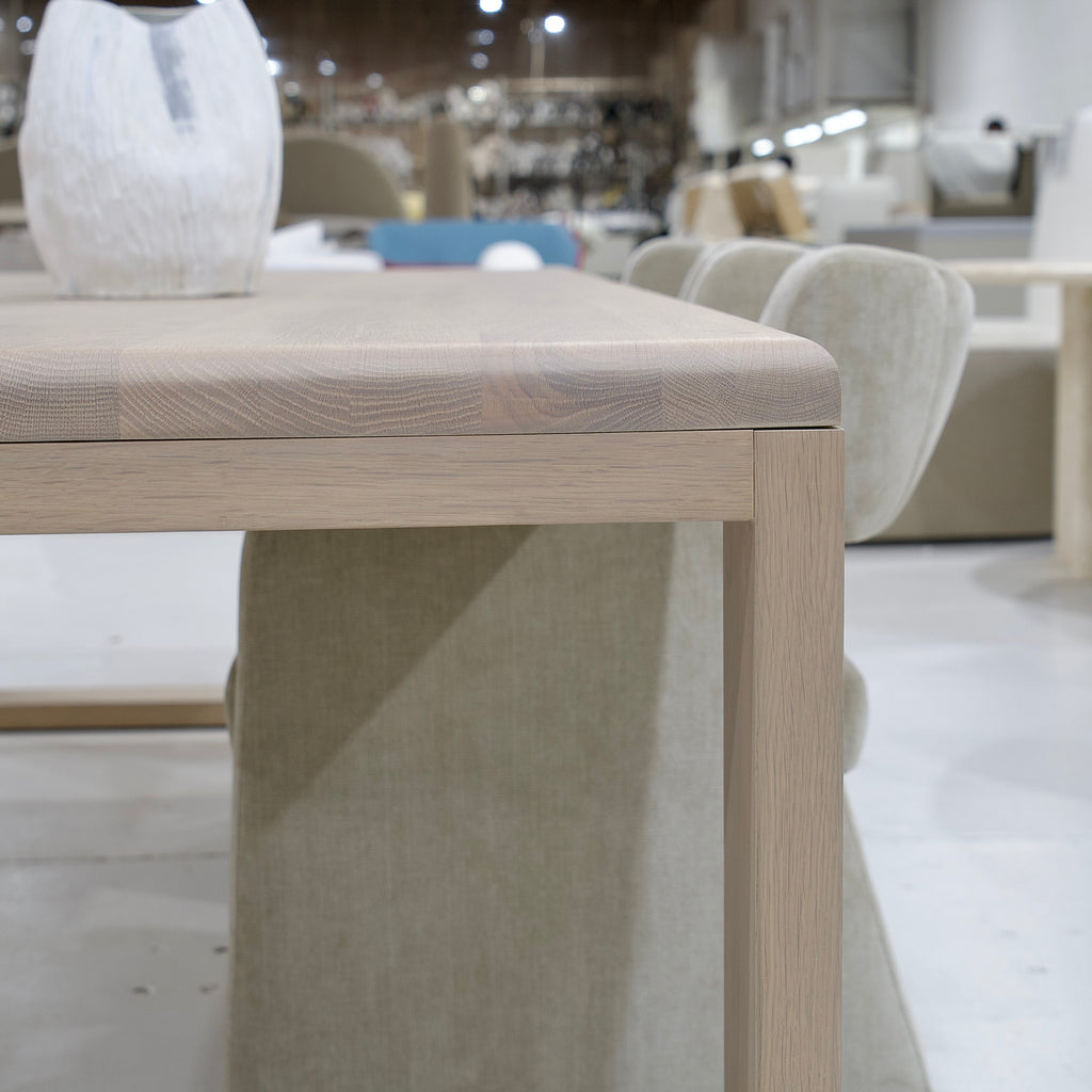 Tavolo da pranzo con poster