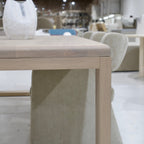 Tavolo da pranzo con poster