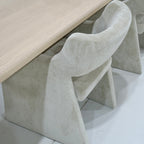 Tavolo da pranzo con poster