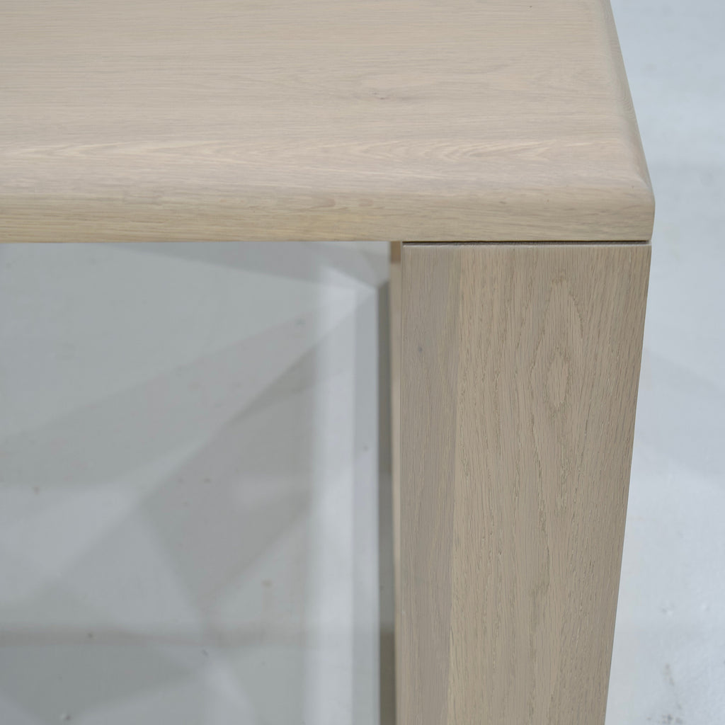 Tavolo da pranzo con poster