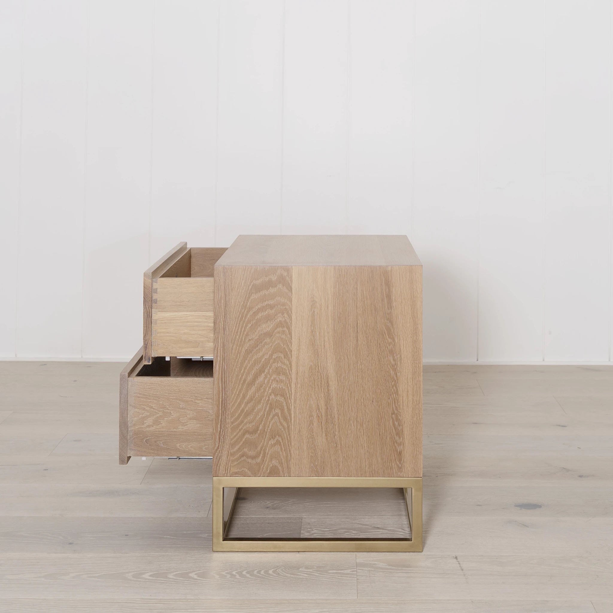 Struttura - Comodino con base in ottone